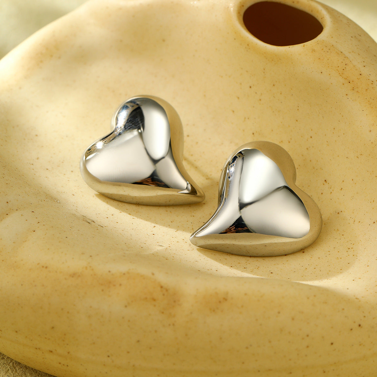 Orecchini vintage in acciaio inossidabile a forma di cuore con finitura placcata da donna