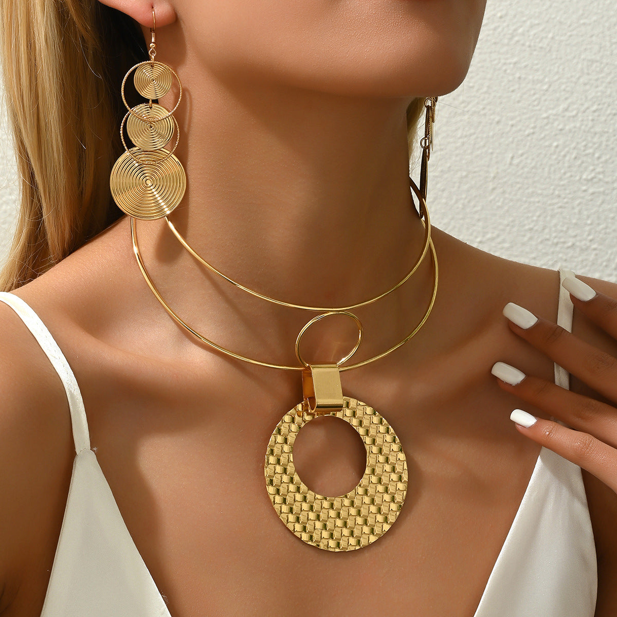 Set Collana con Ciondolo Geometrico Minimalista e Orecchini da Donna in Lega con Finitura Galvanizzata
