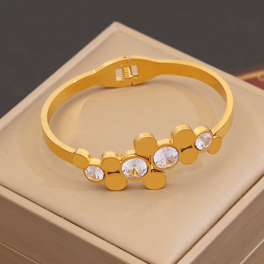 Bracciale Minimalista con Farfalla e Fiori in Acciaio Inox con Finitura Placcata