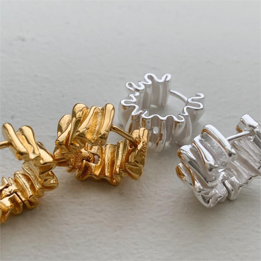 Pendientes de Plata de Ley 925 con Textura Geométrica Plegada Minimalista y Acabado Bañado
