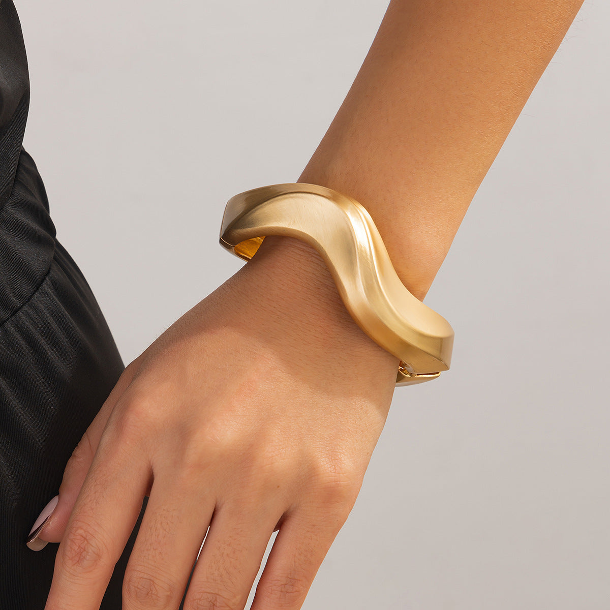 Bracciale rigido aperto da donna minimalista geometrico con texture a onde in lega con finitura placcata