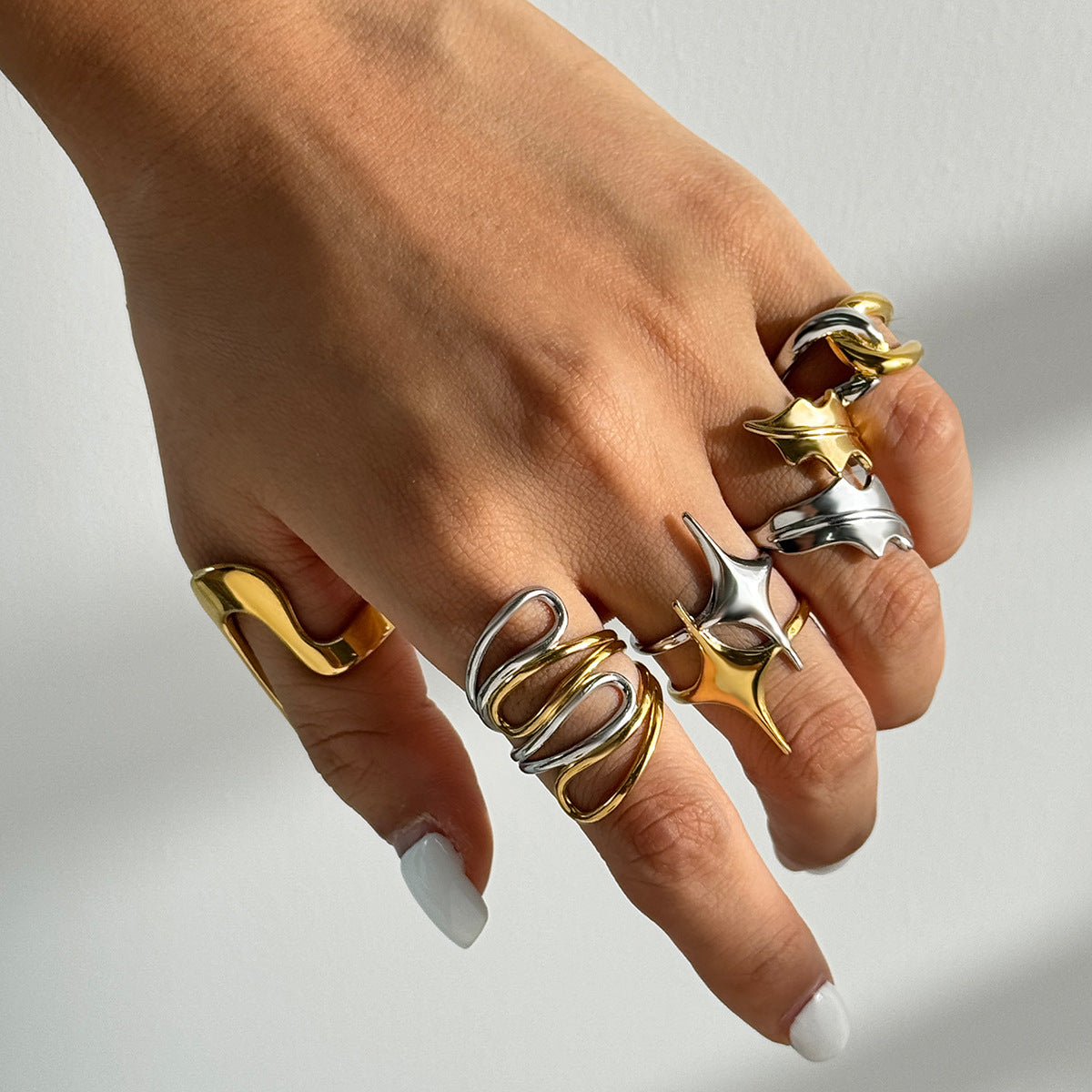 Anello placcato in acciaio inossidabile a forma geometrica da donna con accento a stella, accessorio di moda minimalista