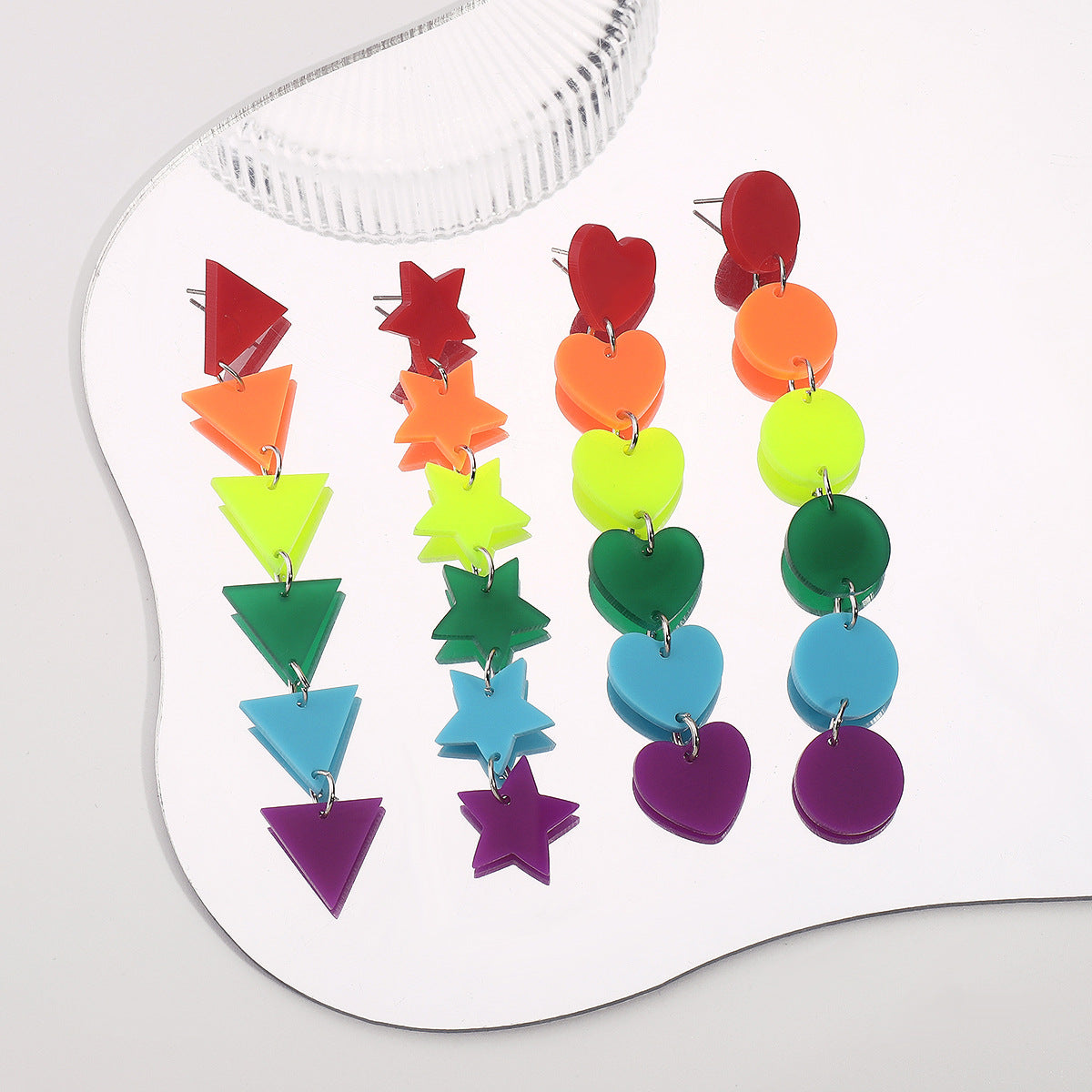 Aretes de mujer de acrílico con forma geométrica de estrella y corazón, diseño de arcoíris coloridos y acabado chapado