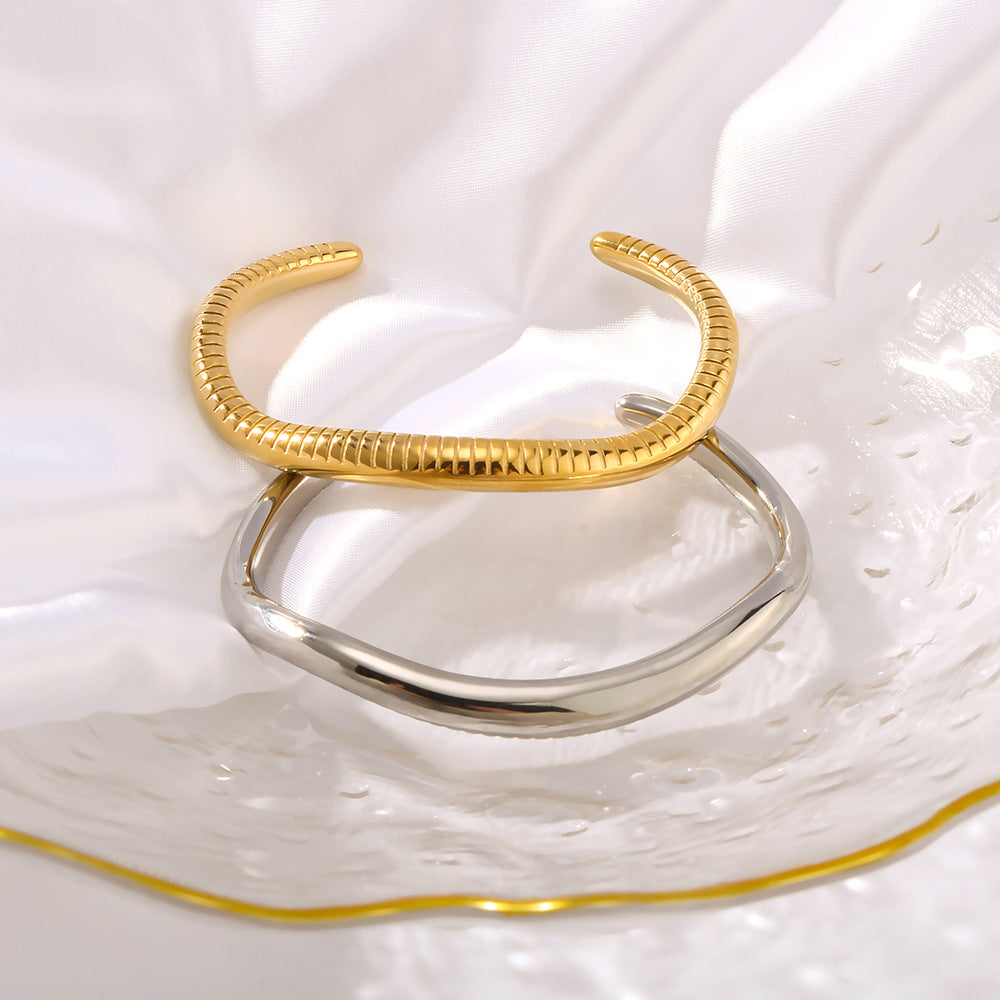 Geometric C-Shaped Irregular Titanium Steel Bracelet for Women with Snake Print Pattern and 18K Vacuum Plating Finish