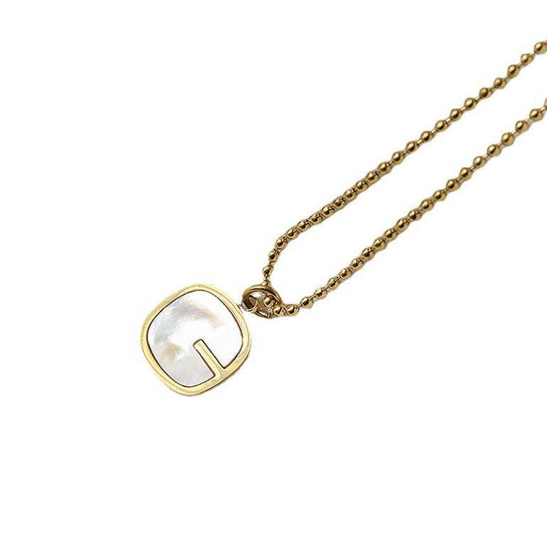 Collana da donna con pendente a G geometrico minimalista in madreperla, catena in acciaio al titanio e finitura placcata