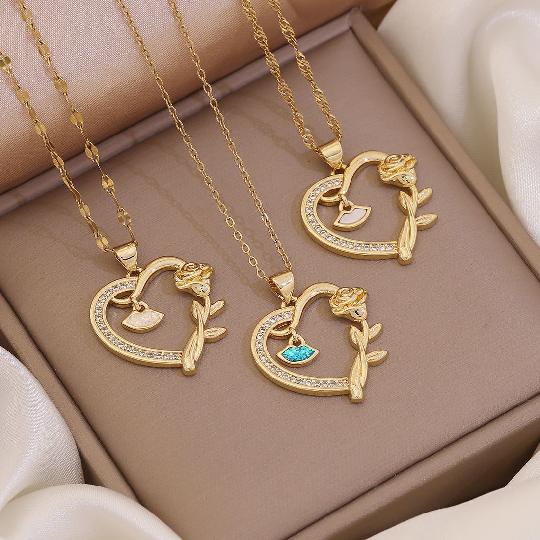 Fashionable Heart-Shaped Copper Pendant Necklace with 18K Gold Plating for Women