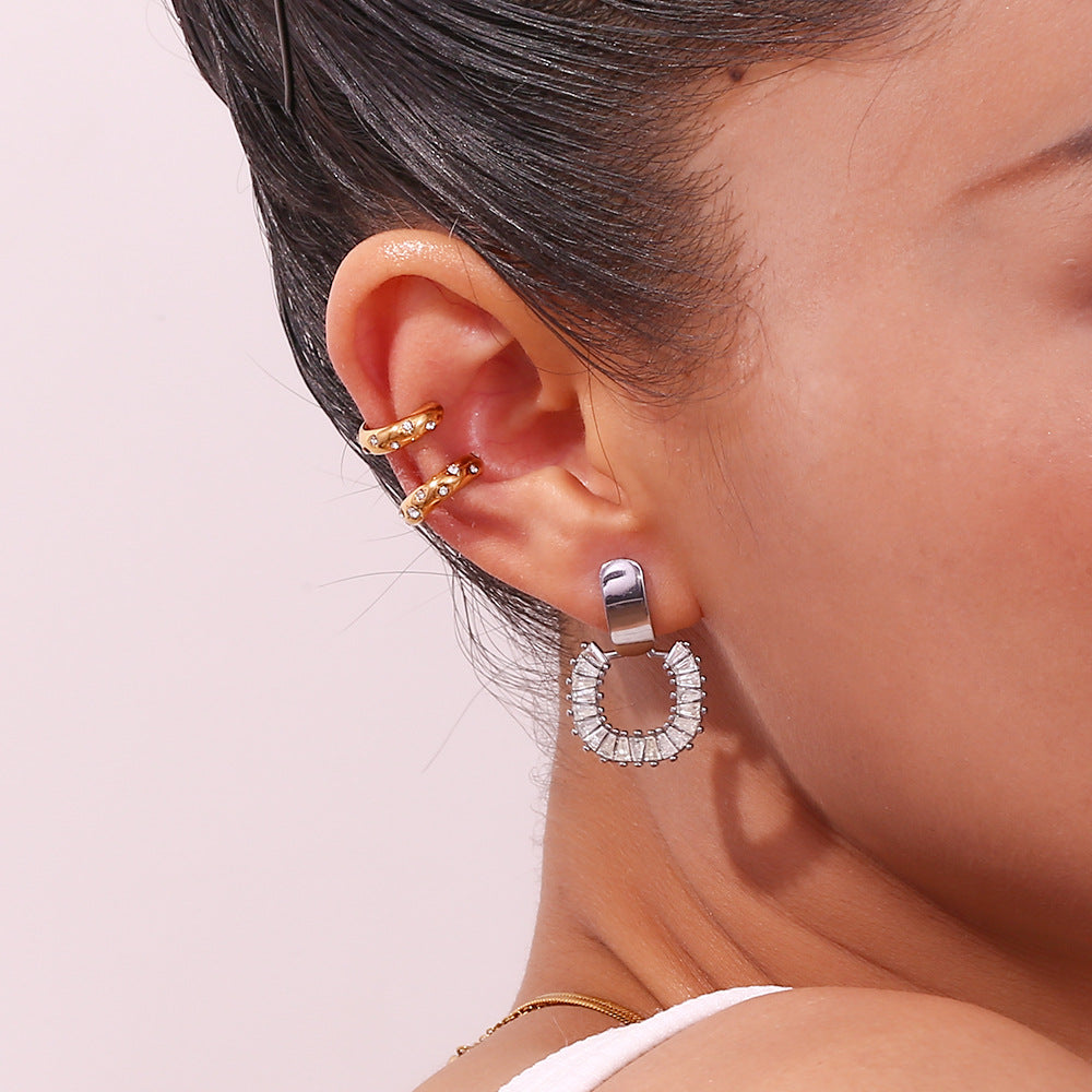 Orecchini a clip in acciaio inossidabile placcato oro 18K a forma di C, dal design geometrico e minimalista, con strass intarsiati, da donna