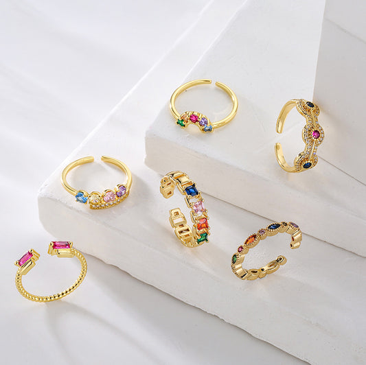 Anillo Abierto Geométrico Minimalista para Mujer en Cobre con Baño de Oro e Incrustaciones de Circonita Arcoíris