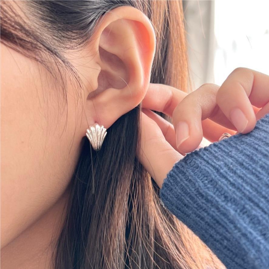 Sweet Minimalist Drop-Shaped 925 Sterling Silver Ear Studs with Pearl Inlay and Cow Print Accent