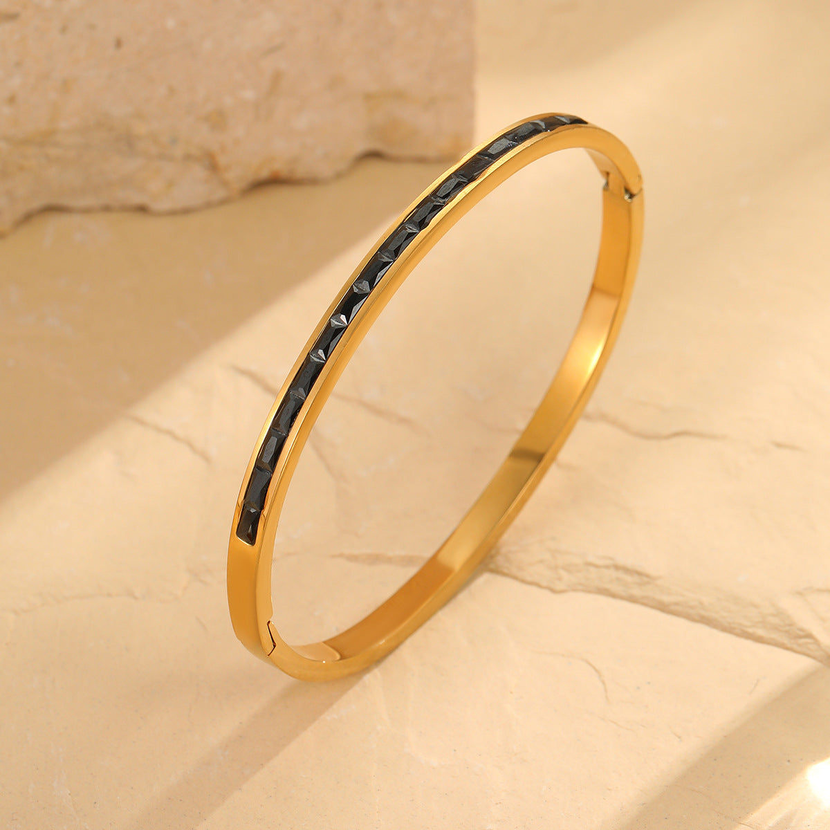 Elegante Pulsera Geométrica de Acero Inoxidable con Incrustaciones de Zirconia de Colores y Acabado Bañado para Mujer