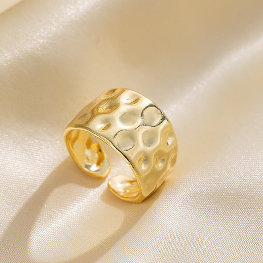 Anello minimale in rame placcato oro con texture martellata per dito indice, design a cuore, motivo a pois geometrici