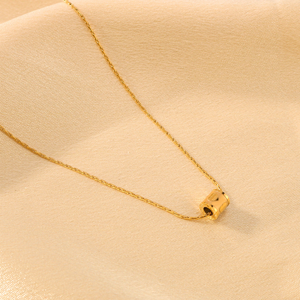 Collana Minimalista con Pendente a Cuore in Acciaio al Titanio e Incisione Cilindrica per Donne, Ipoallergenica e Resistente allo Sbiadimento, con Finitura in Oro 18K Elettroplaccata Sottovuoto su Catena a O