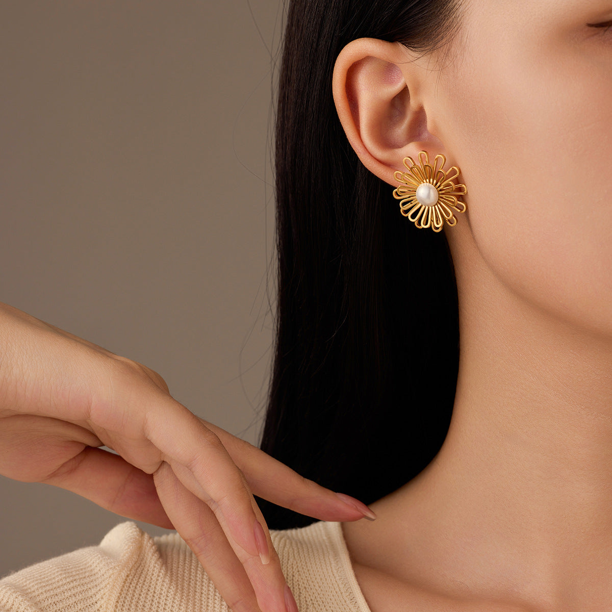 Pendientes minimalistas de acero inoxidable huecos con encaje floral de estilo francés y acabado chapado para mujer