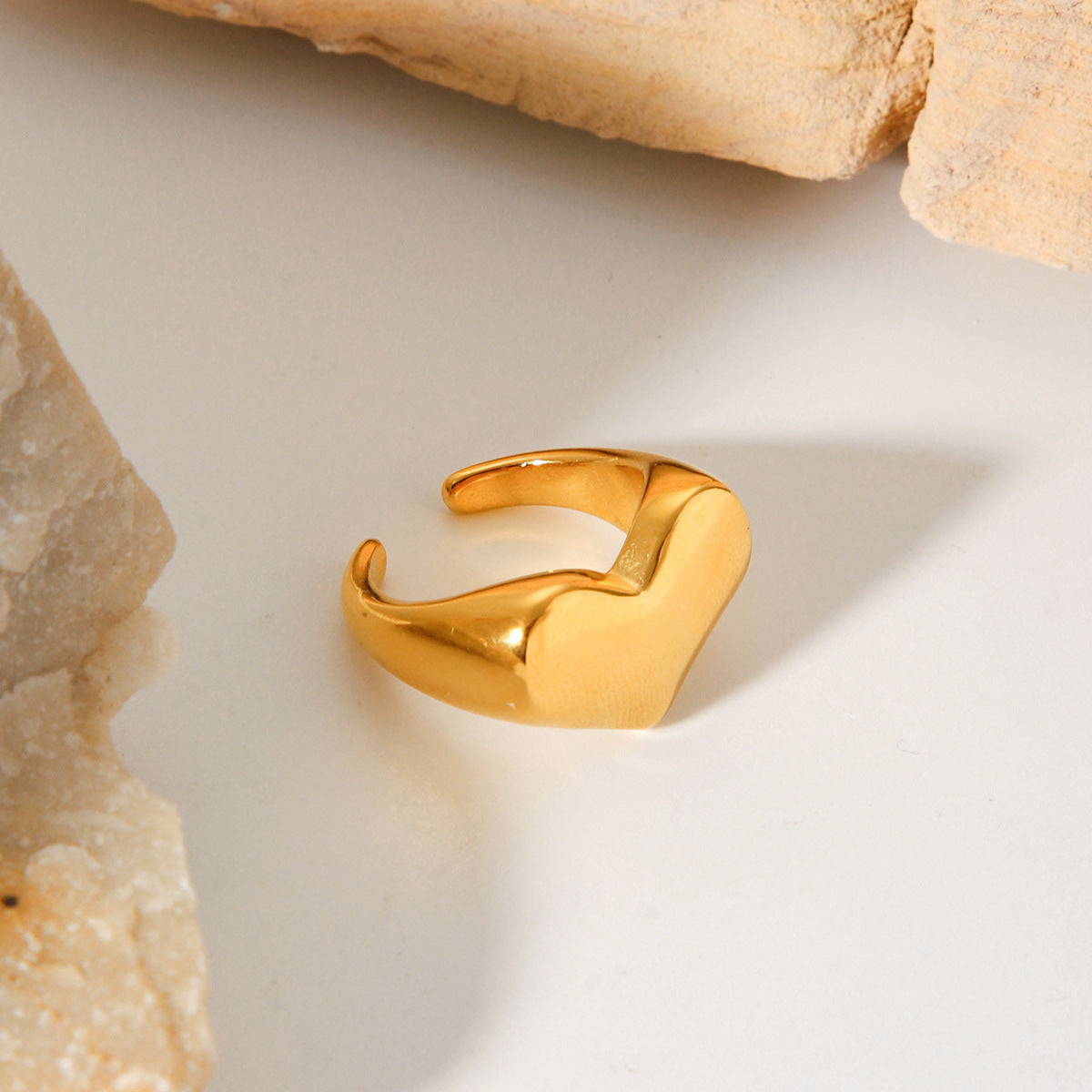 Anello da donna in acciaio inossidabile a forma di cuore, placcato oro, design geometrico a fascia aperta