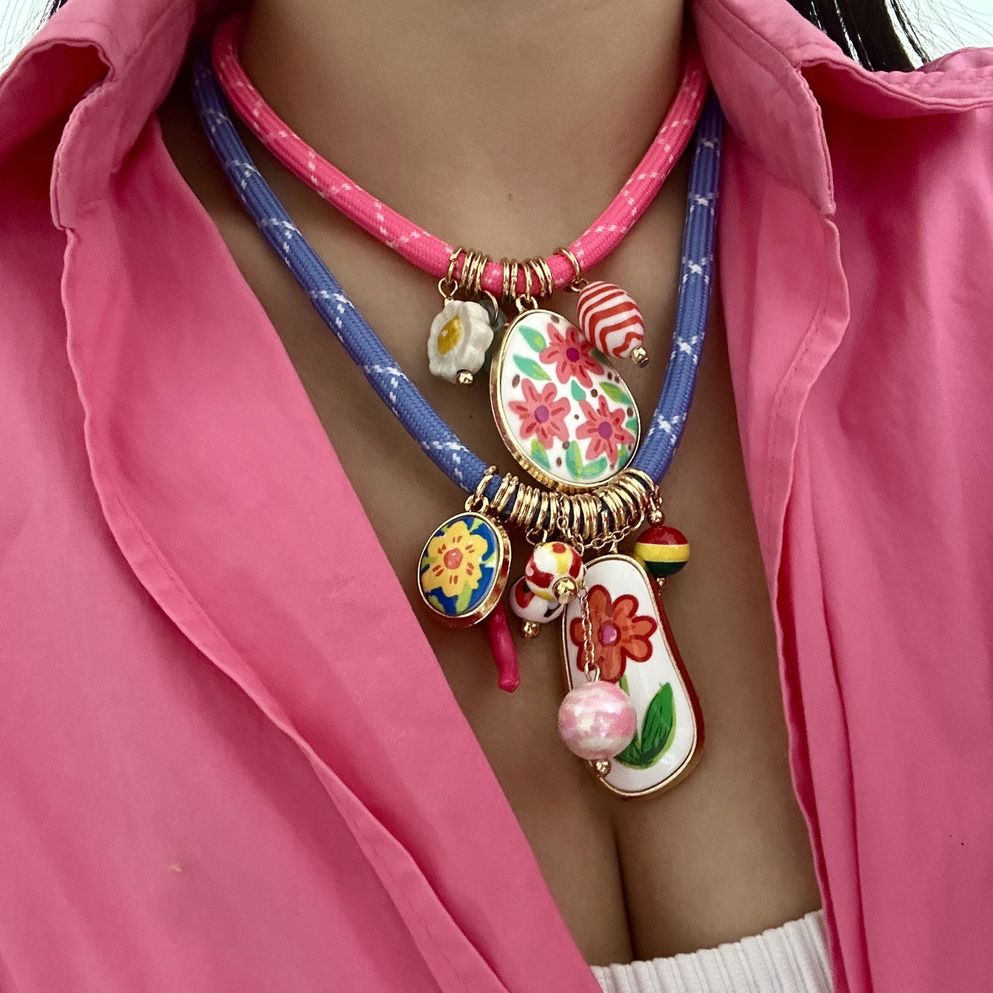 Collana con ciondolo in resina a fantasia floreale geometrica, colorata, fatta a mano, a più strati, da donna