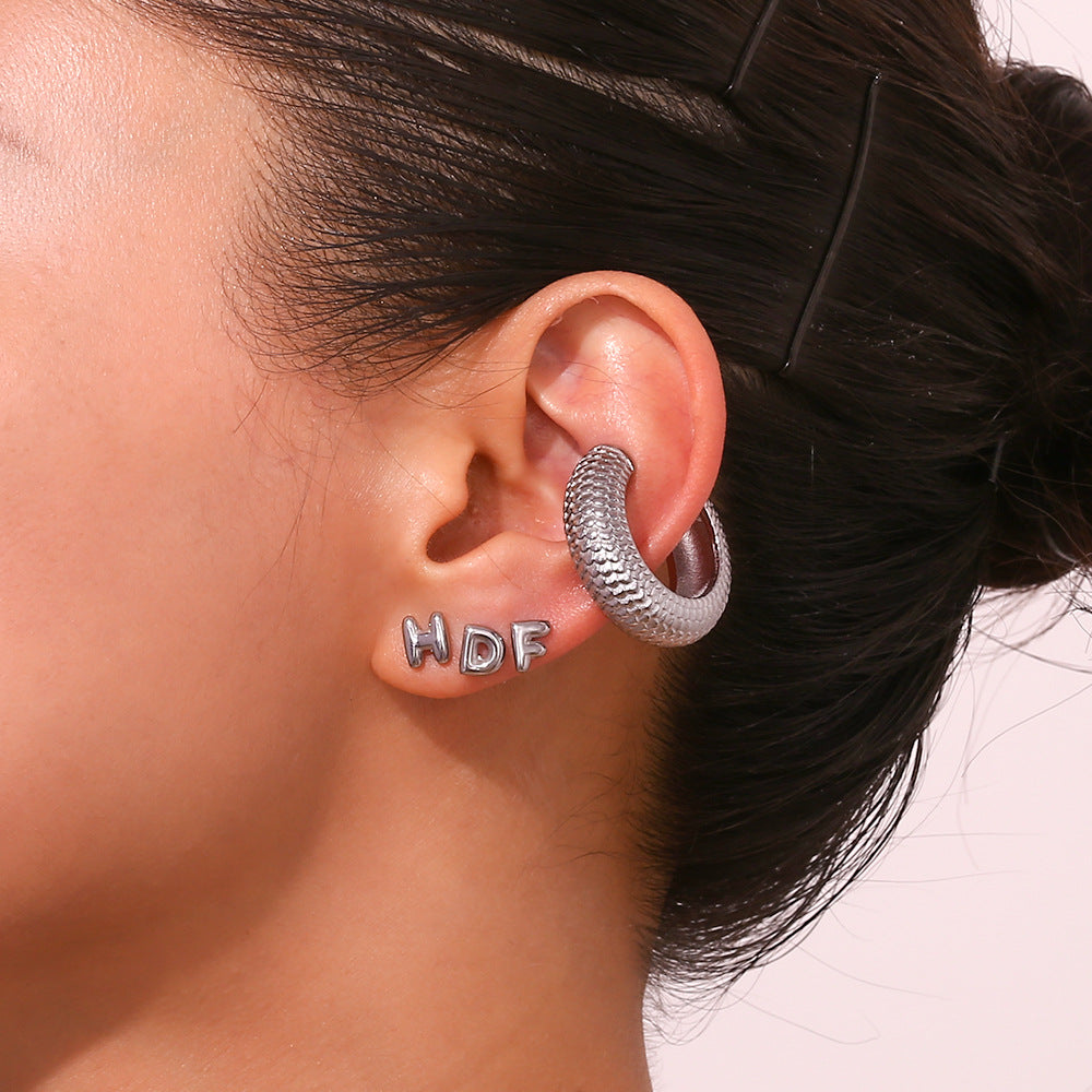Orecchini a perno da donna con lettera geometrica moderna minimalista in acciaio al titanio placcato oro 18K