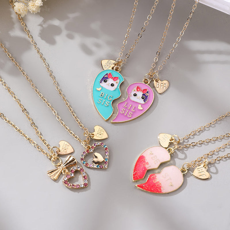 Collana minimalista a forma di fiocco in lega con ciondolo a gatto in resina e finitura smaltata per bambine dai 3 ai 10+ anni