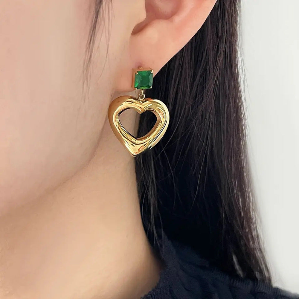 Orecchini a perno minimalistici a forma di cuore in zircone e acciaio al titanio placcati oro da donna
