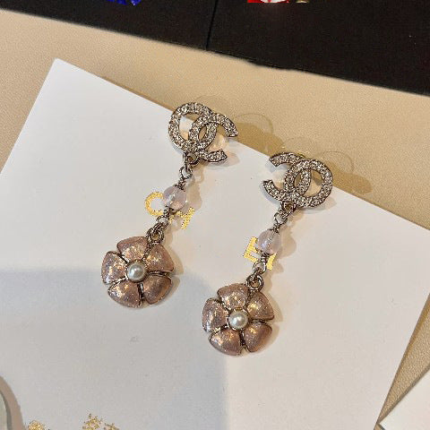 Pendientes Vintage de Latón Chapado en Oro con Flor de Camelia Esmaltada en Rosa con Postes de Plata de Ley 925 para Mujer