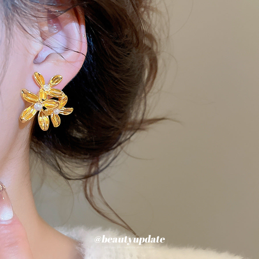 Elegantes pendientes florales franceses vintage con perlas para mujer, con postes de acero chapado y estética minimalista de lujo
