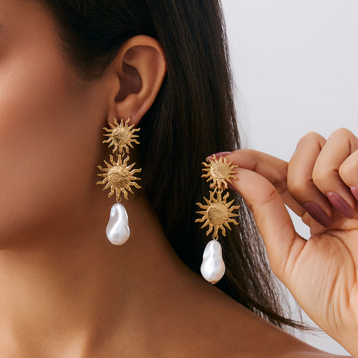 Pendientes Colgantes Florales de Girasol Vintage Exagerados en Aleación de Metal con Acabado Chapado y Hojas de Perlas Simuladas
