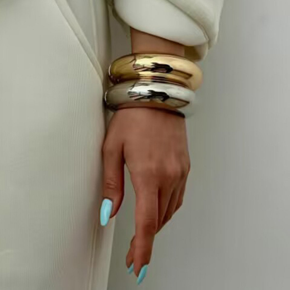 Brazalete geométrico de aleación dulce y atrevido con acabado pulido y diseño de apertura con resorte