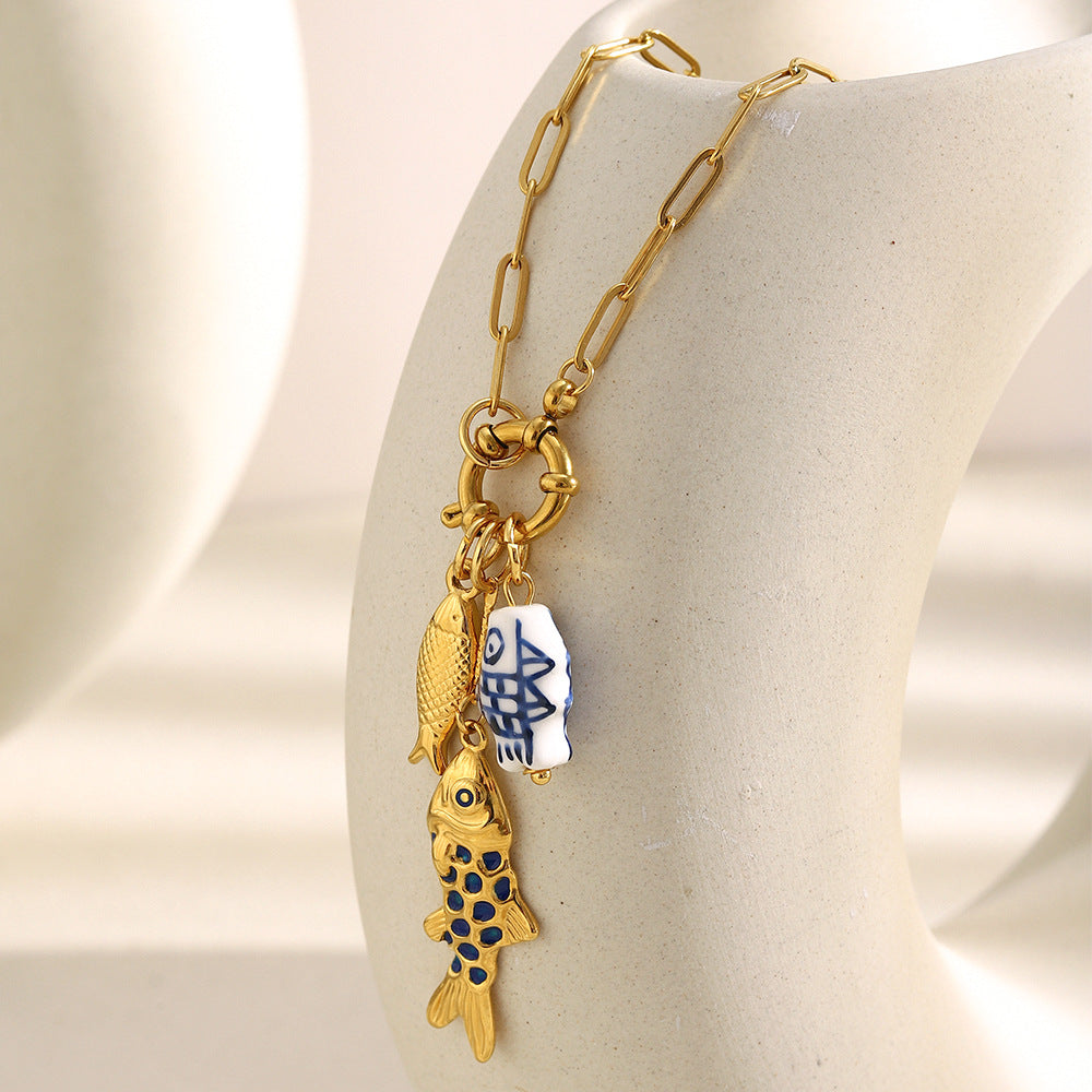 Collana con ciondolo a forma di pesce geometrico, stile lusso leggero, placcata oro 18 carati, chiusura a molla in acciaio inossidabile da donna