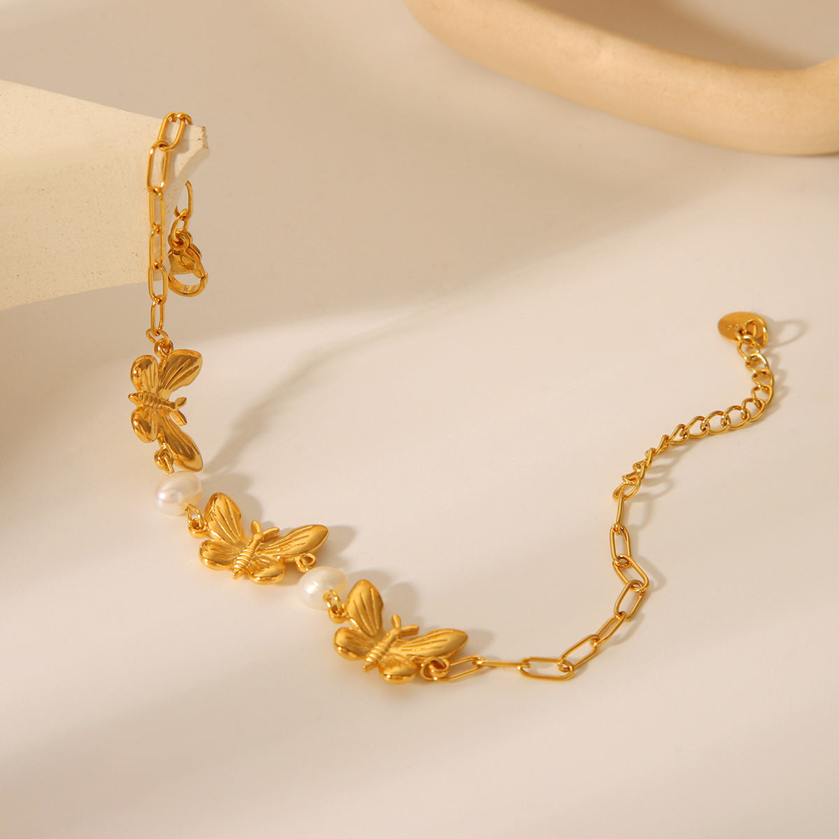 Fashionable 18K Gold Plated Stainless Steel Butterfly Pearl Bracelet for Women
