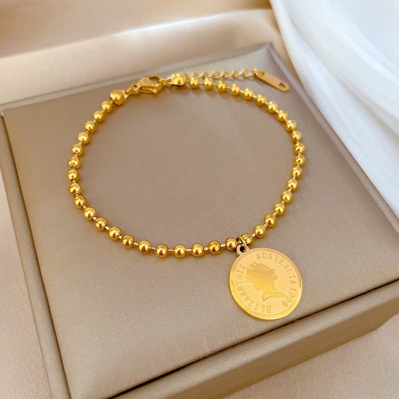 Pulsera minimalista de acero de titanio con amuleto de la suerte para mujer con diseño de zodíaco, detalles chapados en oro, textura ondulada y estilo dulce y fresco