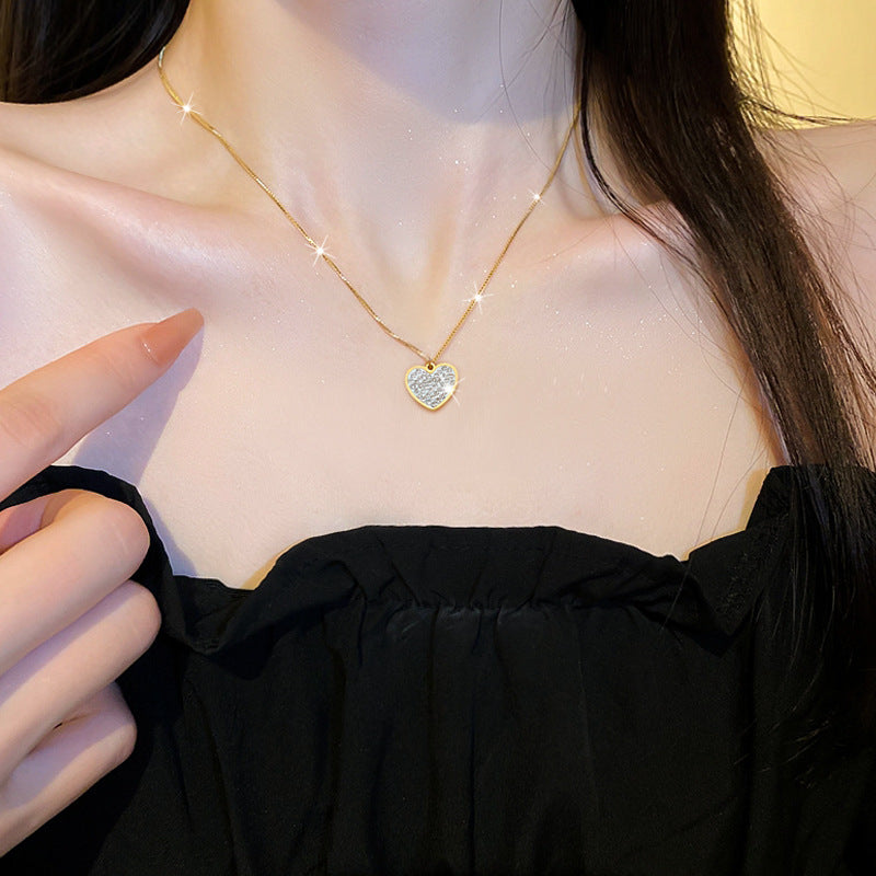 Collar con colgante de corazón de acero de titanio de lujo minimalista para mujer con baño de oro y diseño geométrico