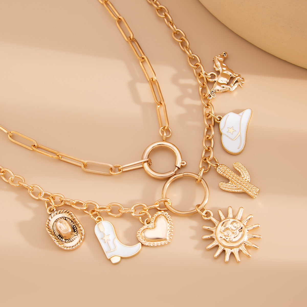 Collana vintage con ciondolo a cuore e geometrico da donna con lega placcata e finitura smaltata su catena clavicola