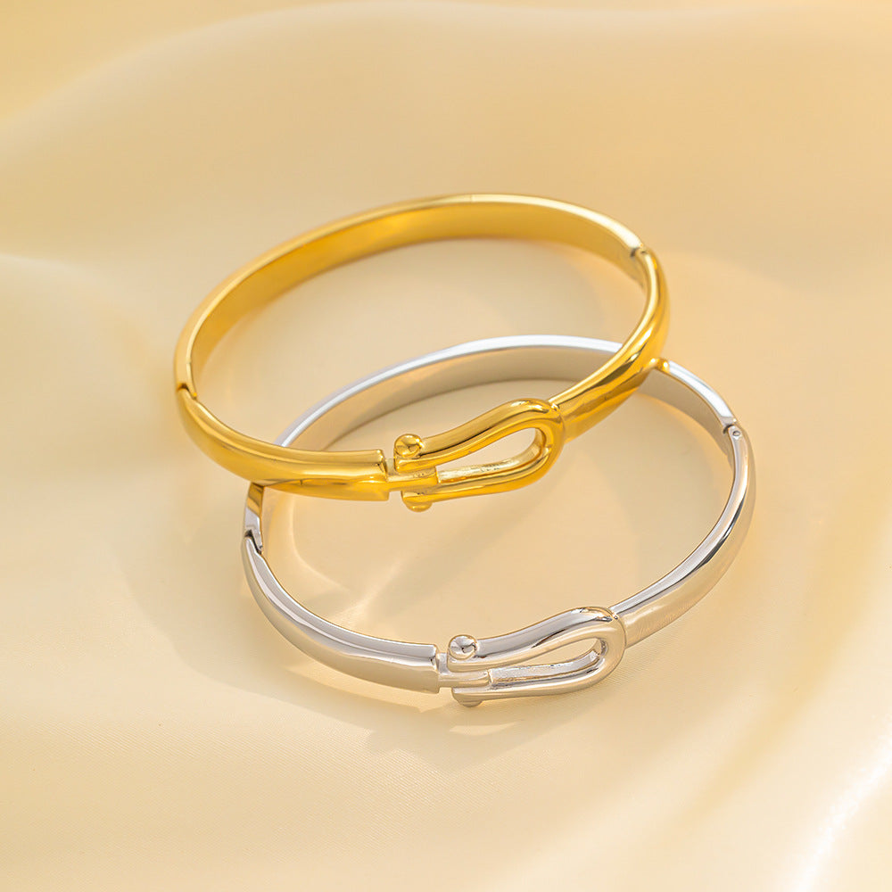 Bracciale Minimalista a Ferro di Cavallo a U in Acciaio al Titanio con Galvanizzazione Sottovuoto e Finitura Liscia Lucida