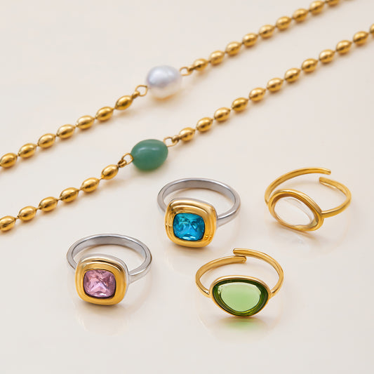 Collana minimalista da donna con ciondolo di perla, perle in acciaio al titanio e catena in acciaio inossidabile placcato oro