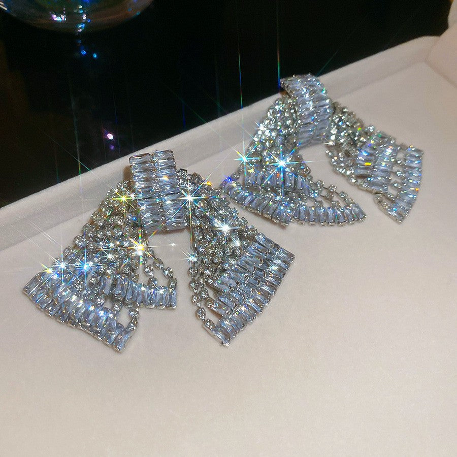 Orecchini a perno di lusso con lega geometrica irregolare e intarsio di strass, placcati argento, alla moda e versatili da donna