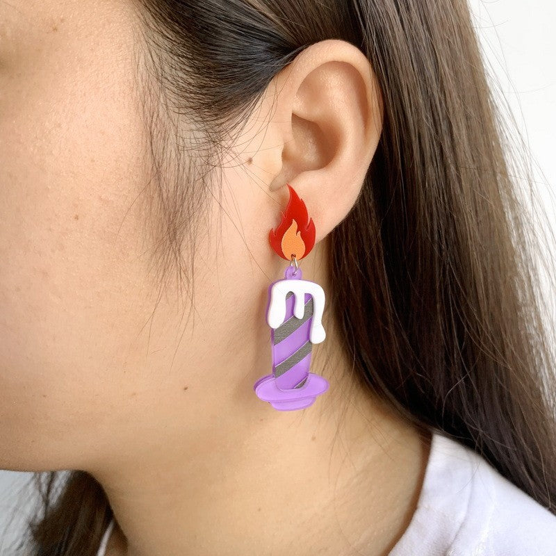 Orecchini acrilici a forma di fiamma di Halloween con motivo a candela da donna, dal design geometrico retrò e audace