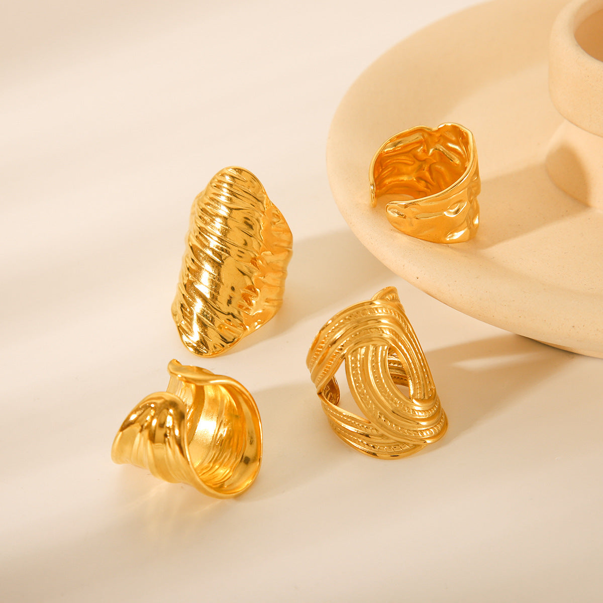 Anello da donna in acciaio inossidabile testurizzato geometrico con finitura martellata e superficie placcata