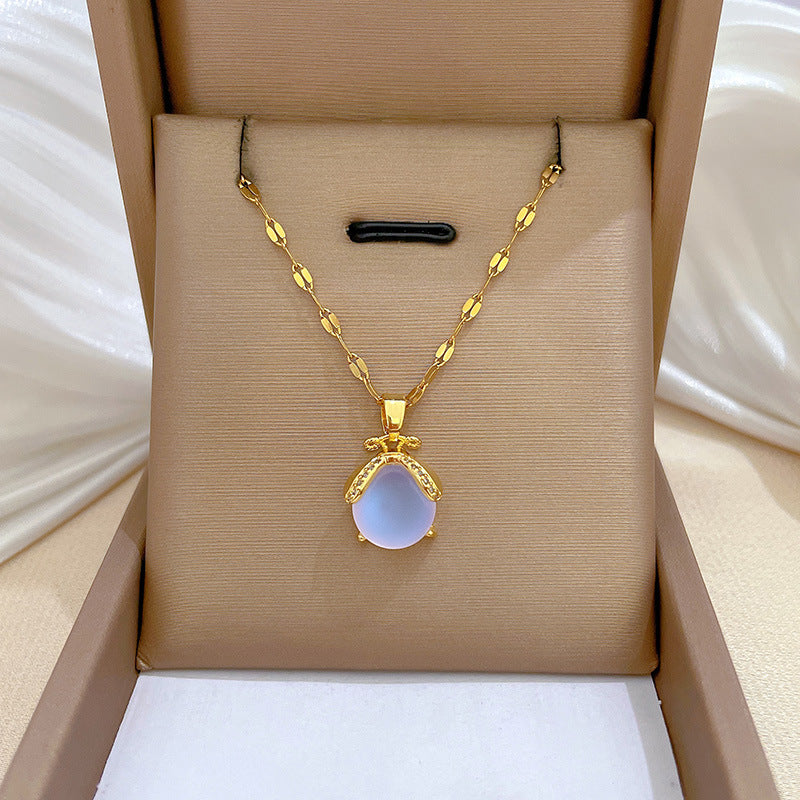 Collana con ciondolo a forma di coccinella ape Aurora in acciaio al titanio con placcatura in oro micro-pavé da donna, delicata catena per clavicola con design geometrico e cartoon