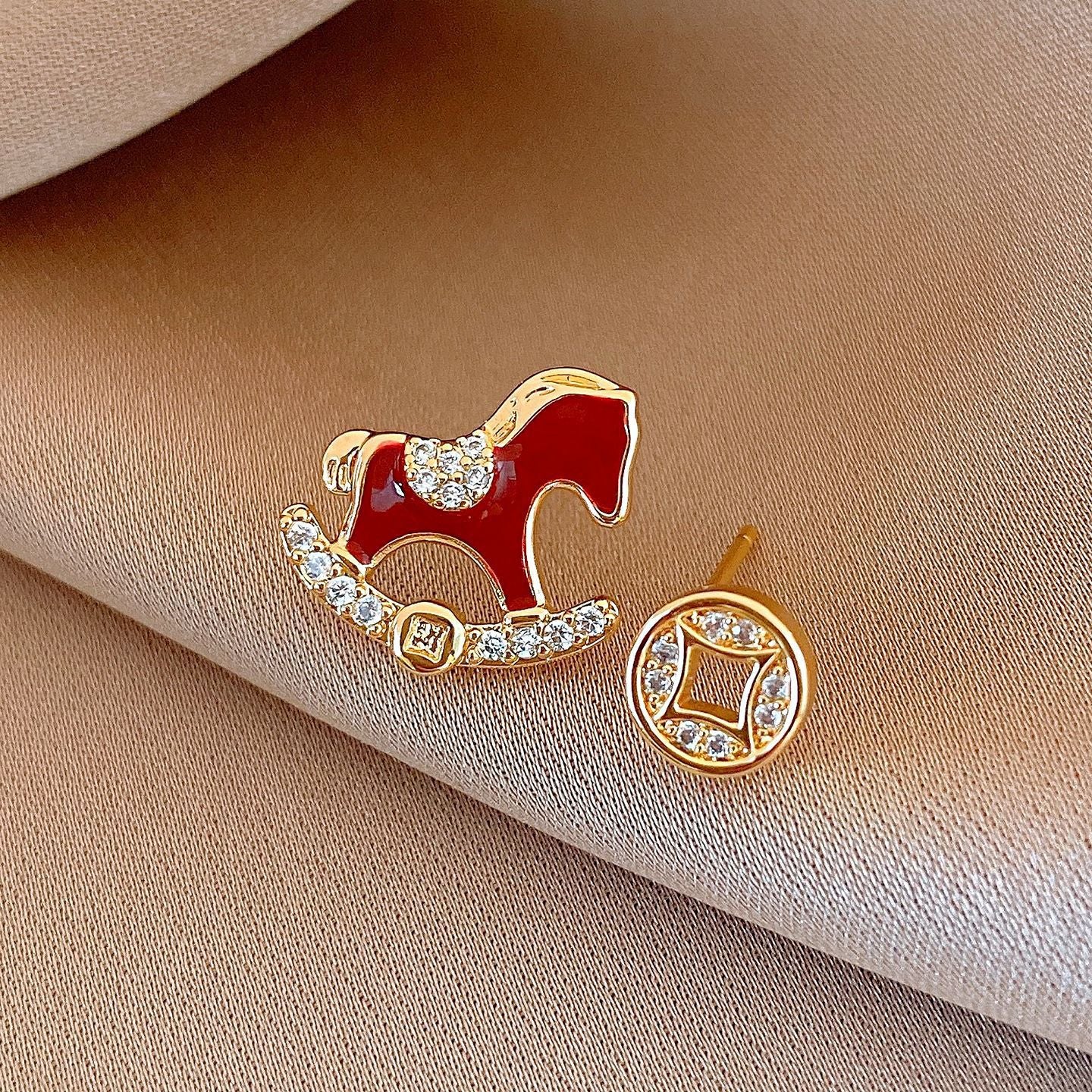 Pendientes de tuerca flocados con forma de caballo estilo lujo con perlas en plata de ley 925 bañada en oro de 18 quilates para mujer