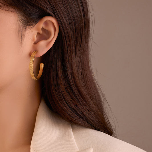 Orecchini a Cerchio da Donna a C in Acciaio Inossidabile Placcato Oro 18K con Texture Geometrica, Stile Vintage