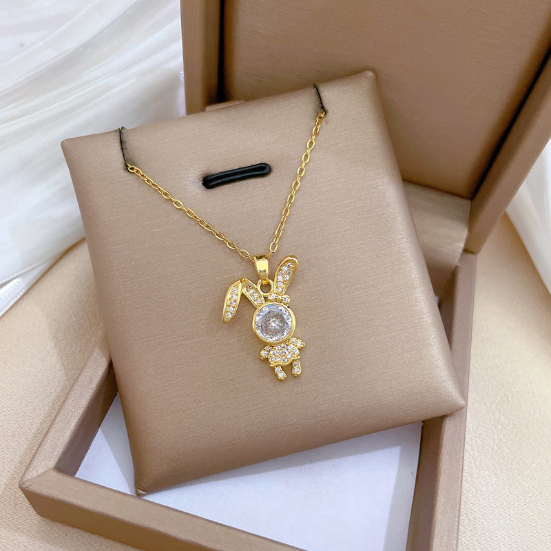 Collar con colgante minimalista de conejo en acero de titanio con detalles de circonita cúbica, delicada cadena a la clavícula para mujer y hombre
