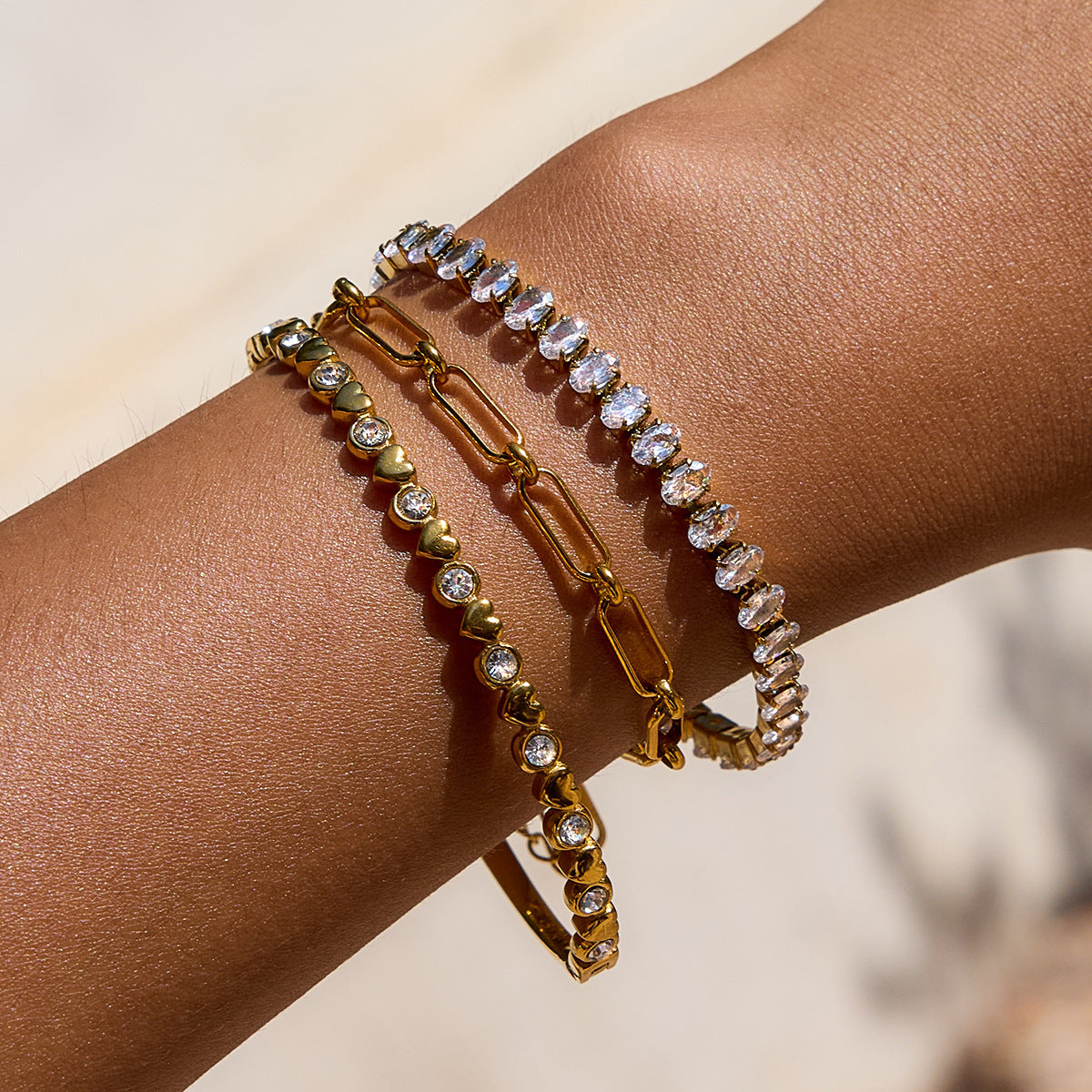 Elegante bracciale da donna in acciaio inossidabile a forma di cuore con intarsio di zirconi, finitura placcata, design geometrico minimalista