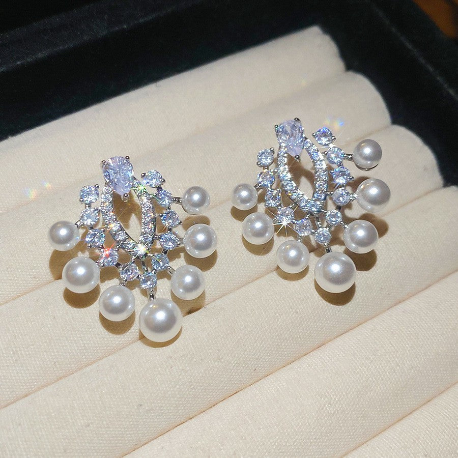 Orecchini da donna vintage eleganti a forma di stella geometrica con perle simulate e zirconi, perni in acciaio placcato