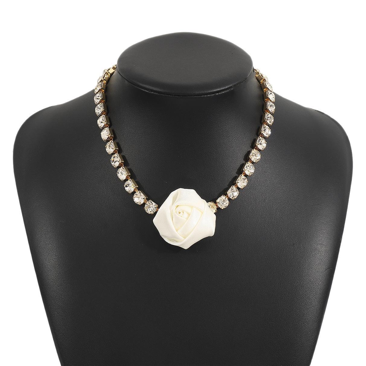Elegant Luxury Floral Pendant Necklace with Rhinestone Accents for Women, Alloy Chain, Fashionable Clavicle Jewelry for Evening Parties and Daily Wear
