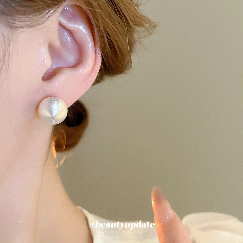 Pendientes de bola minimalistas geométricos mate chapados en plata de ley esmerilada para mujer con una estética lujosa y sofisticada