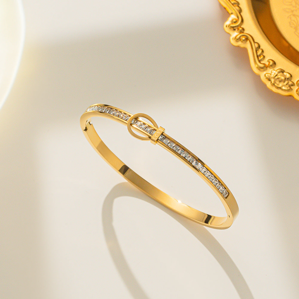 Pulsera Minimalista de Acero de Titanio con Cierre de Carta de Amor Galvanizada para una Retención Duradera del Color
