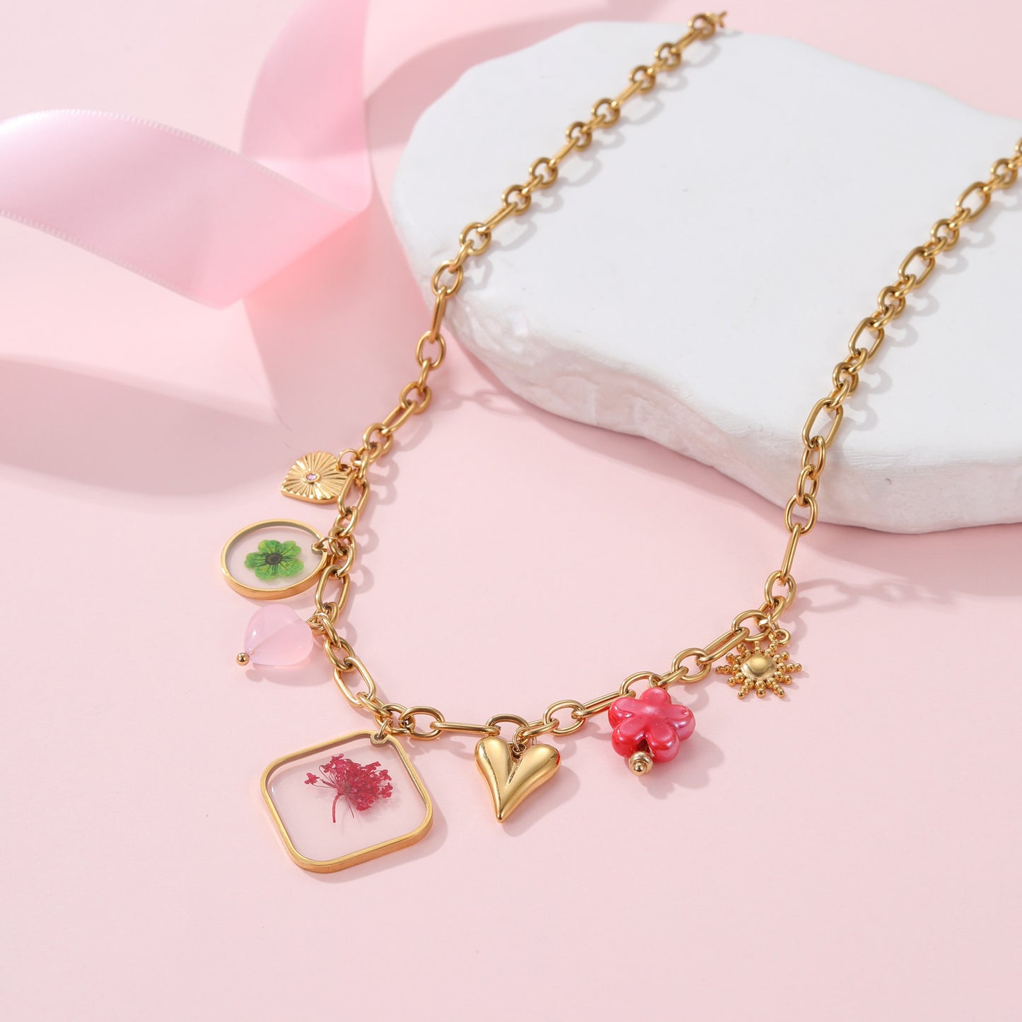 Collar con colgante de flor geométrica minimalista de resina de moda en acero inoxidable con baño de oro de 18 quilates para mujer