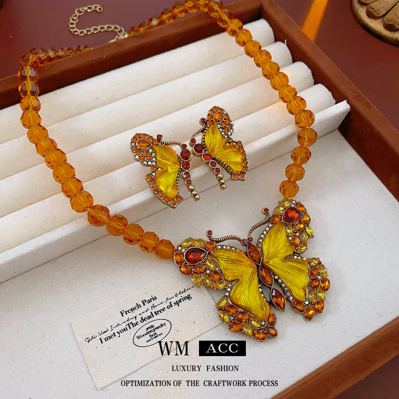 Collana con pendente a farfalla vintage con intarsio di strass in lega per donne, delicata catena per maglione con motivo di insetto artistico ed eleganza retrò