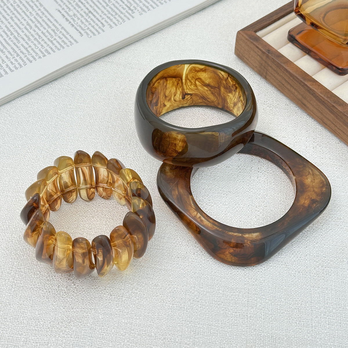 Bracciale da donna in resina oversize semi-trasparente effetto marmo ambrato vintage con forma geometrica