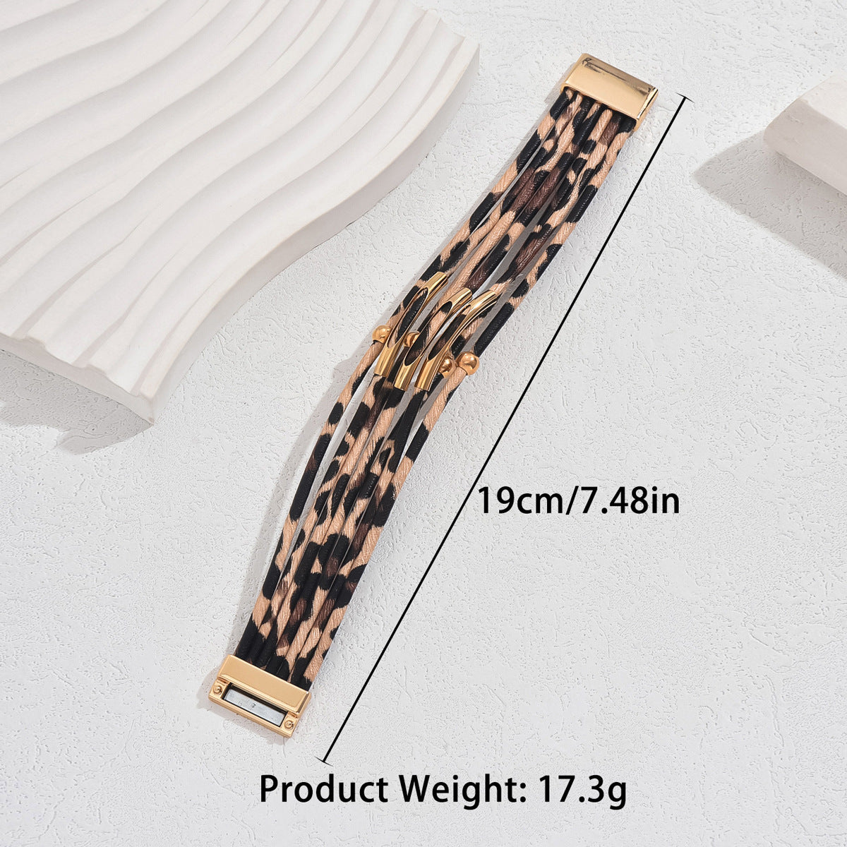 Bracciale in pelle geometrico minimalista di lusso da donna con accenti placcati oro e design leopardato multistrato