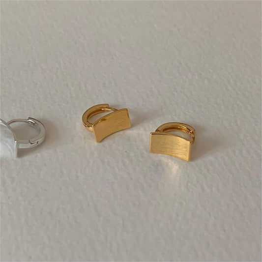 Orecchini a perno da donna a forma di arco minimalista in argento sterling 925 con finitura spazzolata